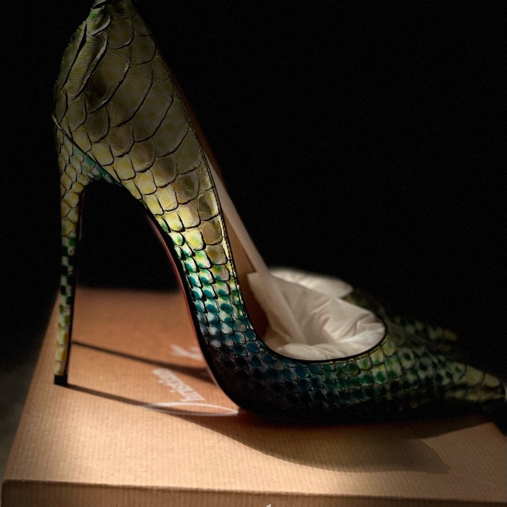 NOT FOR SALE ❌❌❌ Christian Louboutin
So Kate 120 Python Mermaid Ombré